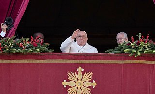 Vor zahlreichen Gläubigen spricht der Papst seine Weihnachtsbotschaft. - Andrew Medichini/AP/dpa