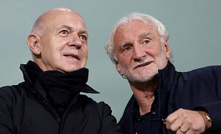 DFB-Präsident Bernd Neuendorf (l) spürt großes Vertrauen in Sportdirektor Rudi Völler. - Christian Charisius/dpa