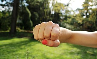 Die Polizei will Frauen mit einem Selbstverteidigungs-Kurs stärken. - (Symbolbild): Pixabay