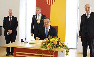 Der Vorsitzende des Paderborner Bürgervereins Rudolf Wansleben (v. l.), der stellvertrende Bürgermeister Dieter Honervogt, Bundestagsabgeordenter und Festredner Carsten Linnemann sowie Landrat Manfred Müller bei dem Festakt im Rathaus. - Viktoria Bartsch