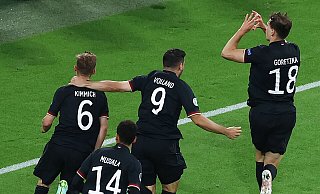 Deutschlands Leon Goretzka (r) machte mit seinem Tor zum 2:2 den Einzug ins Achtelfinale perfekt. - Christian Charisius/dpa