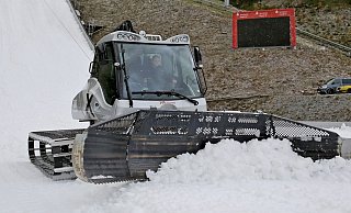 Falschmeldung: Die Deutsche Presse Agentur zog nach Bekanntwerden des PR-Gags umgehend Meldungen und Bilder zur Pistenraupe (hier ein Bild aus Sachsen) zurück. - dpa