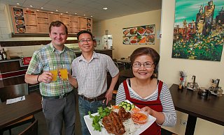 Willkommen in Vietnam: Bao Toan Nguen (M.) mit seinen Mitarbeitern Sebastian Schmidt (l.) Phom Thi Nguyet. - Andreas Zobe