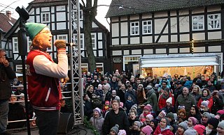 Hunderte begeisterte Kinder sangen, klatschten und hüpften beim Mitmachkonzert von Liedermacher „Herr H." - Regina Brucksch