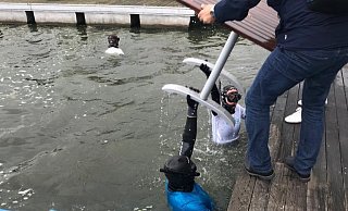 Etliche Tische und Stühle fischen die Taucher aus dem Wasser. - Privat