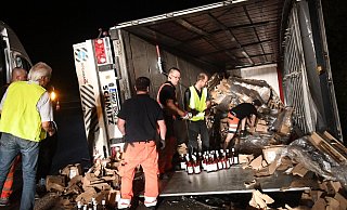 Mit zahlreichen Helfern musste die Ladung de Whiskey-Lkws geborgen werden. - Andreas Eickhoff