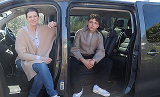 Kerstin Schulz-Höfel und Sohn Sam starteten im Mai mit der Testphase ihres Party-Shuttles. Auf diesem Foto von April ist der Siebensitzer noch vor seinem "Umstyling" zu sehen. - Shannon-Lee Bendig