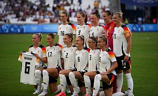 Die verletzte Lena Oberdorf ist zur Unterstützung der DFB-Frauen nach Lyon gereist. - Daniel Cole/AP/dpa