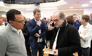 SPD-Kreisvorsitzender Thorsten Klute (l.) reicht Wahl-Sieger Matthias Trepper am Wahl-Sonntag sein Handy. Ein Anrufer möchte Glückwünsche übermitteln. - Andreas Frücht