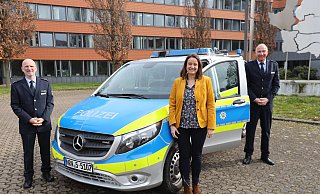 Der Abteilungsleiter Polizei, Mathias Schmidt (v. l.), Landrätin Anna Katharina Bölling und der Direktionsleiter Verkehr, Dirk Klöpper, präsentierten im Kreishaus die Unfallbilanz für 2020. - Nicole Sielermann
