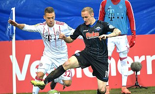 Vor dem Wiedersehen: Paderborns Sven Michel (r.) und Joshua Kimmich vom FC Bayern München. - Wilfried Hiegemann