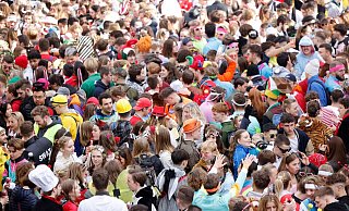 Dichtgedrängt feiern Karnevalisten auf der Zülpicher Straße in Köln den Beginn der neuen Karnevalssaison. - Thomas Banneyer/dpa