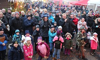 Bei den Darbietungen am Nachmittag ist es auf dem Weihnachtsmarkt Eidinghausen immer proppevoll. Dieses Jahr wird er erstmals an anderer Stelle stattfinden. - Elke Niedringhaus-Haasper