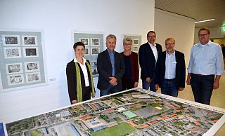 Moderatorin Simone Neddermann (v. l.) achtete darauf, dass Andreas Lampe, Claudia Warnecke, Lars-Christian Lange, Hermann Weitekamp und Stefan Buschmeier alle Fragen beantworteten. - Stadt Paderborn / Lea Giesen