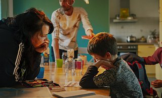 Die Szene aus dem Film "Im Prinzip Familie" zeigt die Situation in der Wohngruppe für Kinder und Jugendliche. - Jonas Ludwig Walter