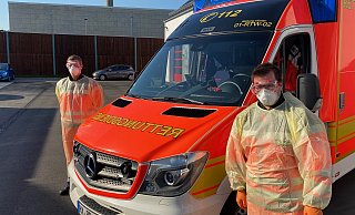 Die beiden Kollegen des Rettungsdienstes Höxter, Christopher Döhring (l.) und Marcel Hirsch, in voller Schutz-Montur. - Privat