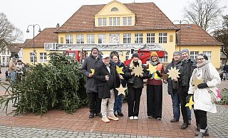 Peter Schmidt (Rund um den Siggi, von links), Jochen Hoffmann (GfS), Anke Schmidt (Kurz um), Mona Stuckenbröker und Antonia Berndt (Rund um den Siggi), Jörg Niehoff (edeka Niehoff), Thorsten Reim (Weinparadies Hess) und Andrea Junker (Rund um den Siggi). - Jörg Dieckmann