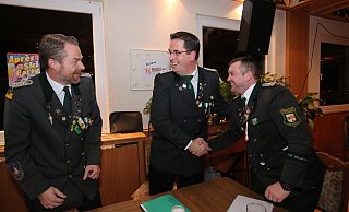 Geschäftsführer Markus Landerbarthold (Mitte) nimmt die Glückwünsche zur Wiederwahl von Schriftführer Thomas Salitter (r.) und Zahlmeister Christian Koch entgegen. - Schützengesellschaft