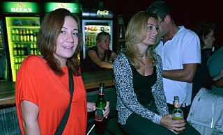 Fühlt sich im Movie auch als junger Mensch pudelwohl: Die 25-jährige Selina Lins (links) geht gerne ins Movie. - Andreas Frücht