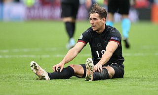 Konnte seine offensiven Stärken nur selten einbringen: Leon Goretzka reagiert nach der Niederlage. - Foto: Christian Charisius/dpa