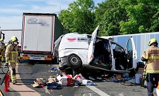 Bei diesem Unfall am Stauende auf der A 33 starb der Fahrer des Transporters, der zwischen zwei Lastwagen eingequetscht wurde. - Ralph Meyer