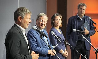 Robert Habeck, Armin Laschet, Annalena Baerbock und Markus Söder treten nach dem Sondierungsgespräch vor die Presse. - Foto: Michael Kappeler/dpa