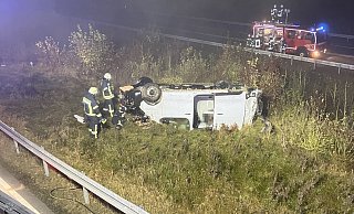 Der verunglückte Wagen muss nach dem Unfall auf der B480 bei Bad Wünnenberg abgeschleppt werden. - Feuerwehr Bad Wünnenberg