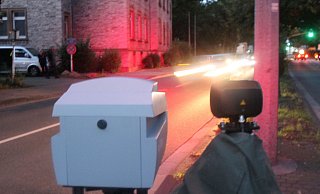 Vom Blitz getroffen. Das Archivbild zeigt eine Tempokontrolle. Einige Raser aus Herford haben versucht, sich mittels der Hilfe von zwei Männern aus Osnabrück vor Fahrverboten und Punkten zu drücken. - Lüdeking