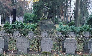 Die Skulptur bildet den Abschluss eines Grabfeldes auf dem Friedhof an der Hermannstrasse. - Stephen Paul