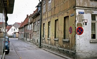 Absolutes Halteverbot: Es war schon damals eng in der Straße , als dieses Foto aufgenommen wurde. Die Fachwerkhäuser in der Bildmitte wurden vor Jahrzehnten abgebaut und sollen bald im Detmolder Freilichtmuseum wieder aufgestellt werden. - Foto: Hella Schümann (Kommunalarchiv)
