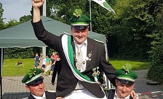 Hoch soll er leben: Daniel Knaup ist neuer Schützenkönig der St. Hubertus-Schützen in Upsprunge. - Privat