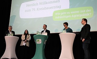 Kandidatenrunde mit Chefredakteur: Christian Haase (CDU, v. l.), Katrin Freiberger (SPD), Moderator Patrick Liste, Anne Rehrmann (Grüne) und Dennis Niedermark (FDP) auf der Bühne der Stadthalle Brakel. - Simone Flörke Kandidatenrunde mit Chefredakteur: Christian Haase (CDU, v. l.), Katrin Freiberger (SPD), Moderator Patrick Liste, Anne Rehrmann (Grüne) und Dennis Niedermark (FDP) auf der Bühne der Stadthalle Brakel. - Simone Flörke