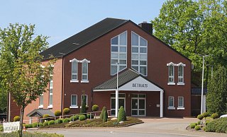 Das große Bethaus der Mennoniten-Brüdergemeinde ist wieder zum Mittelpunkt des Gemeindelebens geworden. Bis auf die gesperrten Bereiche des großen Parkplatzes erinnert nichts an die Corona-Krise. - Klaus Frensing
