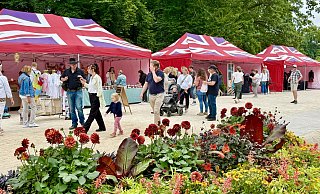 Beim britischen Wochenende gab es in der Gartenschau zahlreiche Stände mit Spezialitäten von der Insel zu begutachten. Besucher und Aussteller hatten ihren Spaß. - Carola Drabon