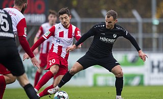 Matthias Tietz (RW Ahlen) und Christian Derflinger (SV Rödinghausen, v.l.) bei der Arbeit. - Noah Wedel