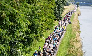 Die NRW-Radtour 2025 startet am 17. Juli in Leverkusen. Gemeinsam wird auf rund 220 Kilometer über die Etappenziele Köln – mit einer Doppelübernachtung – und Neuss zum Ausgangspunkt zurück nach Leverkusen geradelt. Anmeldungen für das vier Tage Event sind in allen WestLotto-Annahmestellen oder unter www.nrw-radtour.de möglich.
