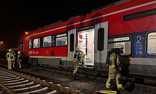 Auf dem Gelände des Warburger Güterbahnhofs kontrollieren Einsatzkräfte der Feuerwehr in der Nacht zu Sonntag die Zugwaggons. - FFW Warburg