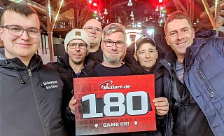 Die ersten Besucher freuen sich auf ein stimmungsvolles Public-Viewing der Darts-WM in der Warburger Stadthalle. - Burkhard Battran