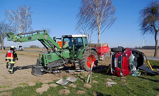 Beim Überholen eines abbiegenden Schleppers durch einen Seat Arona kollidierten beide Fahrzeuge auf der Scharmeder Straße. Während der Schlepperfahrer unverletzt blieb, wurde die Seat-Fahrerin schwer verletzt und musste von der Feuerwehr Salzkotten aus dem Wrack gerettet werden. - Ralph Meyer