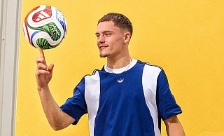 Florian Wirtz mit dem offiziellen WM-Spielball «Trionda». - ---/Adidas/dpa