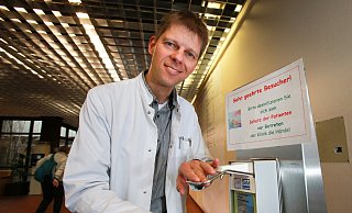 Hände desinfizieren: Krankenhaushygieniker Johannes Kleideiter steht im Eingangsbereich des Klinikums Bielefeld Mitte. - Andreas Zobe