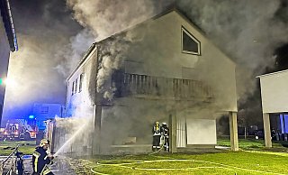 Bei dem Brand des Wohn- und Geschäftshauses in Salzkotten wurden am frühen Sonntagmorgen ein Kiosk und eine Wohnung im Obergeschoss ein Raub der Flammen. - Ralph Meyer