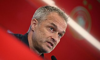 Der neue Bundestrainer der Fußballerinnen wird sein Debüt im legendären Wembley-Stadion feiern. - Arne Dedert/dpa