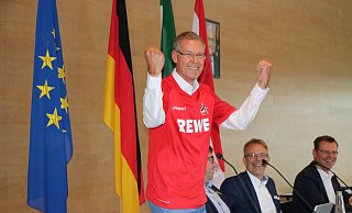 Passt: Landrat Sven-Georg Adenauer mit dem Köln-Trikot, das er zum 20. Jubiläum bekommen hat. - Anja Hustert