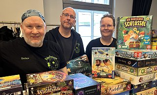 Detlev Husemann (v. l.), Thomas Hagemann und Monika Slowik gehören zum Bielefelder Verein "Spielwiese" und hatten in der Druckerei rund 250 Spiele zum Ausprobieren dabei. - Nicole Sielermann