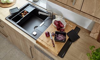 Highlight dieser schicken Quarzkomposit-Spüle ist eine integrierte Stufe im Becken. Sie ermöglicht das Einhängen und Auflegen von Zubehör. So entsteht im Nu ein Food-Prep-Center in der Küche.  - AMK