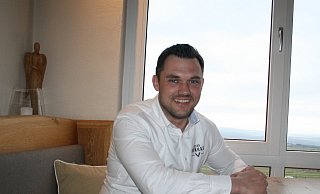 Glücklich: Raphael Nübel ist froh, dass er den Schritt in die Selbstständigkeit gewagt hat. Er betreibt das Restaurant Altes Kornhaus in Haarbrück. - Torsten Wegener
