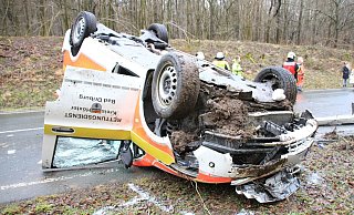 Zahlreiche Einsatzkräfte rückten zum verunglückten Notarztwagen bei Bad Driburg aus. - David Schellenberg