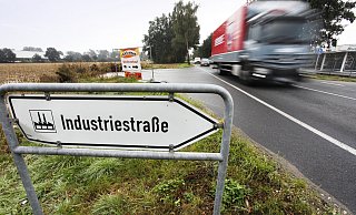 An die Aufweitung der Isselhorster Straße, oberhalb des Hinweisschildes zu erkennen, soll die Erschließungsstraße des künftigen Gewerbegebiets anschließen. - Roland Thöring