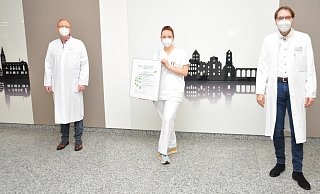 Chefarzt Tobias Gaska (r.) und Oberarzt Harald Müller-Huesmann aus der Praxis für Hämatologie und Onkologie im MediCo freuen sich mit Stationsleiterin Viktoria Bolte über die Auszeichnung der Deutschen Krebsgesellschaft. - Brüderkrankenhaus